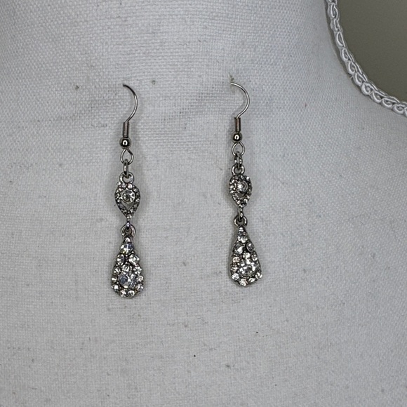 none Jewelry - Silver Tone Tear Drop Earrings